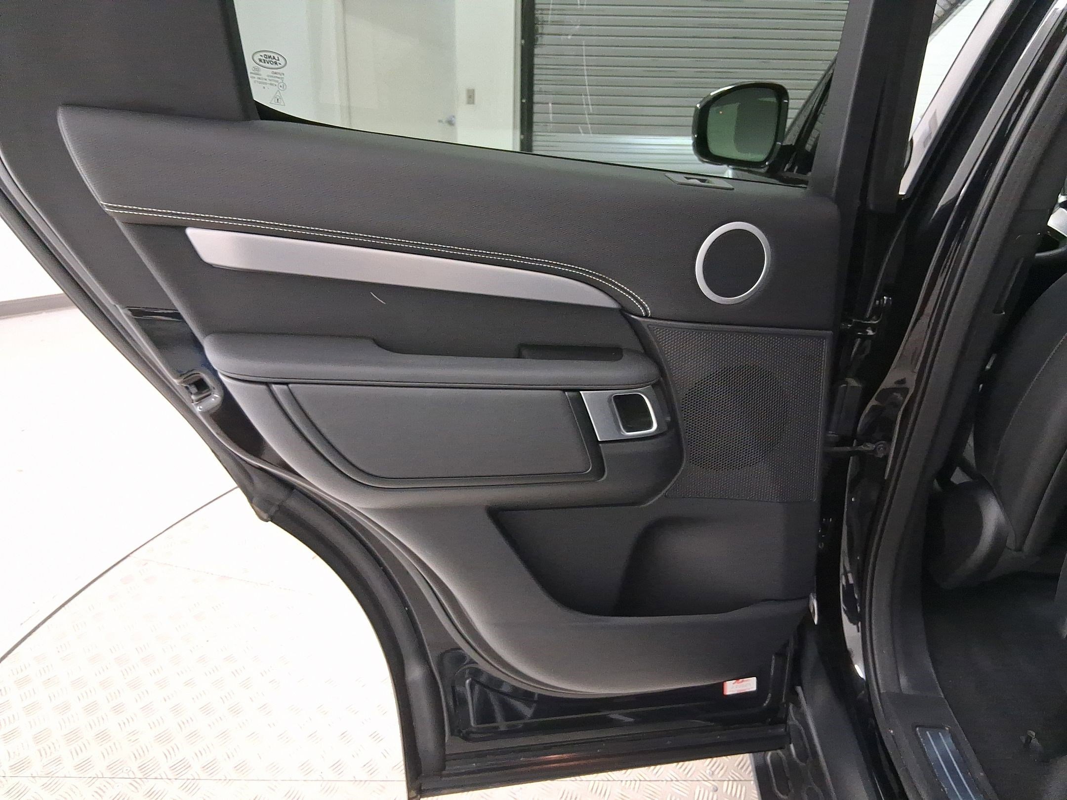 Used 2025 Land Rover Discovery Dynamic SE image 27