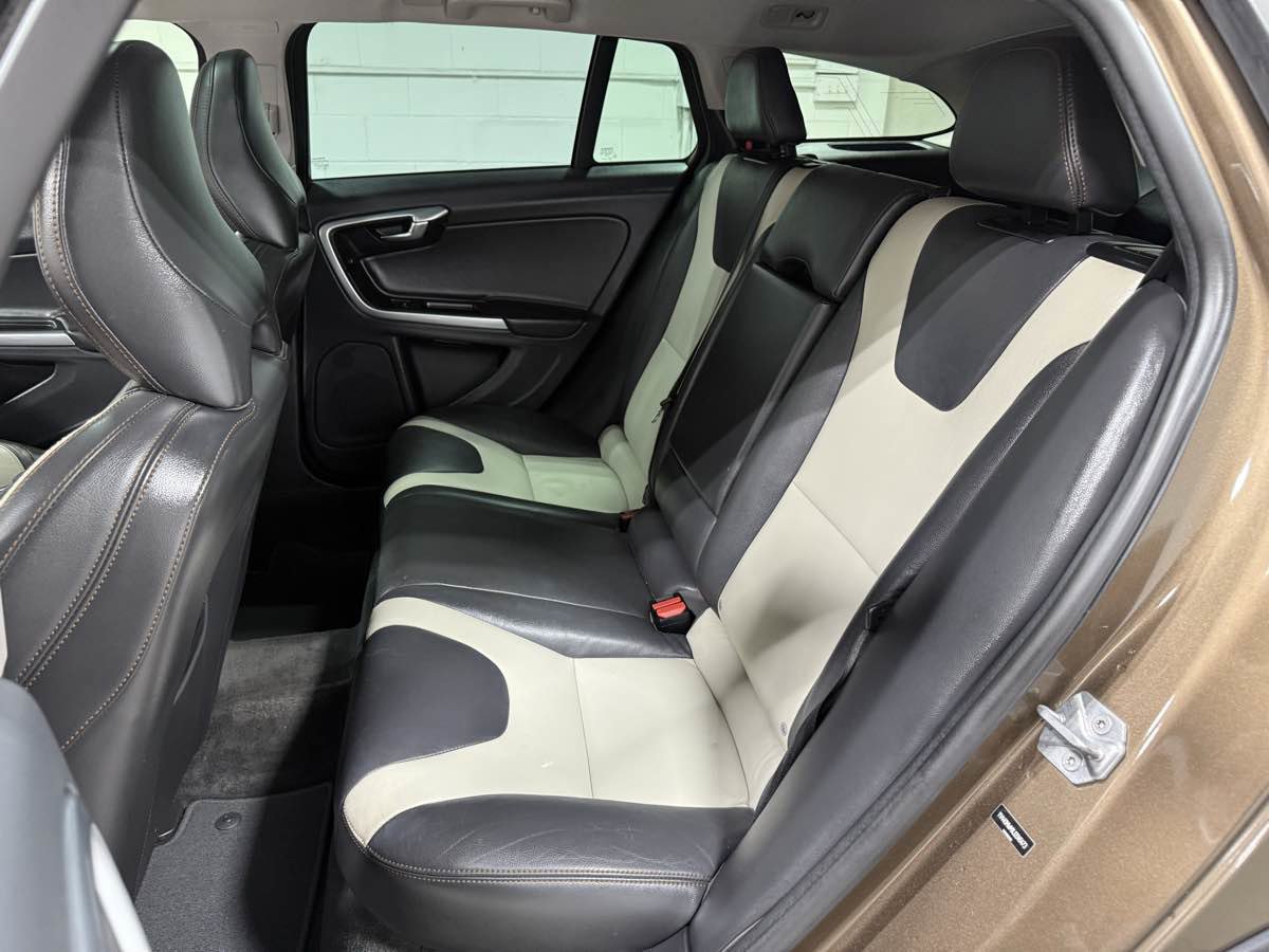 Used 2018 Volvo V60 T5 Cross Country Platinum AWD/4WD image 19