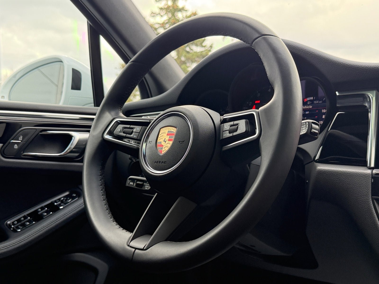 Certified 2025 Porsche Macan AWD/4WD image 24