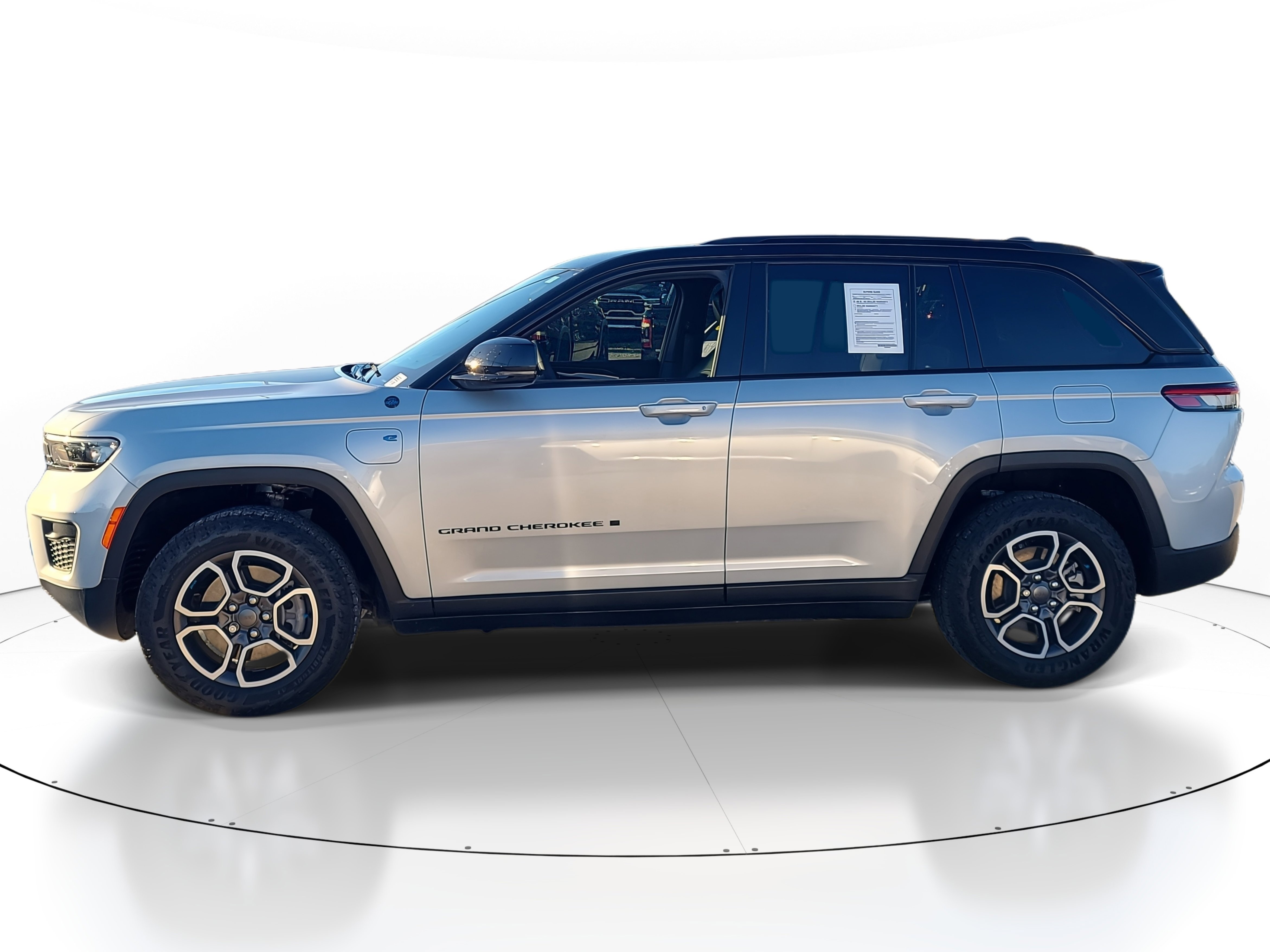 Used 2024 Jeep Grand Cherokee Trailhawk image 3
