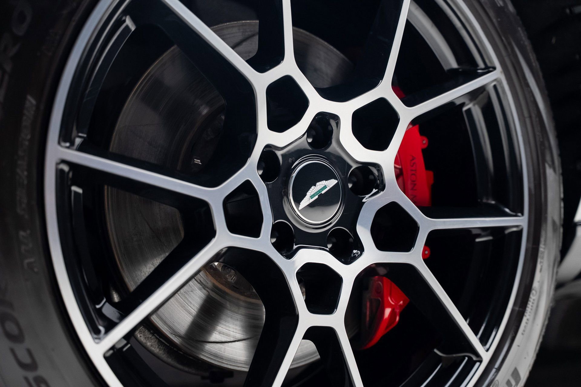 Used 2022 Aston Martin DBX image 22