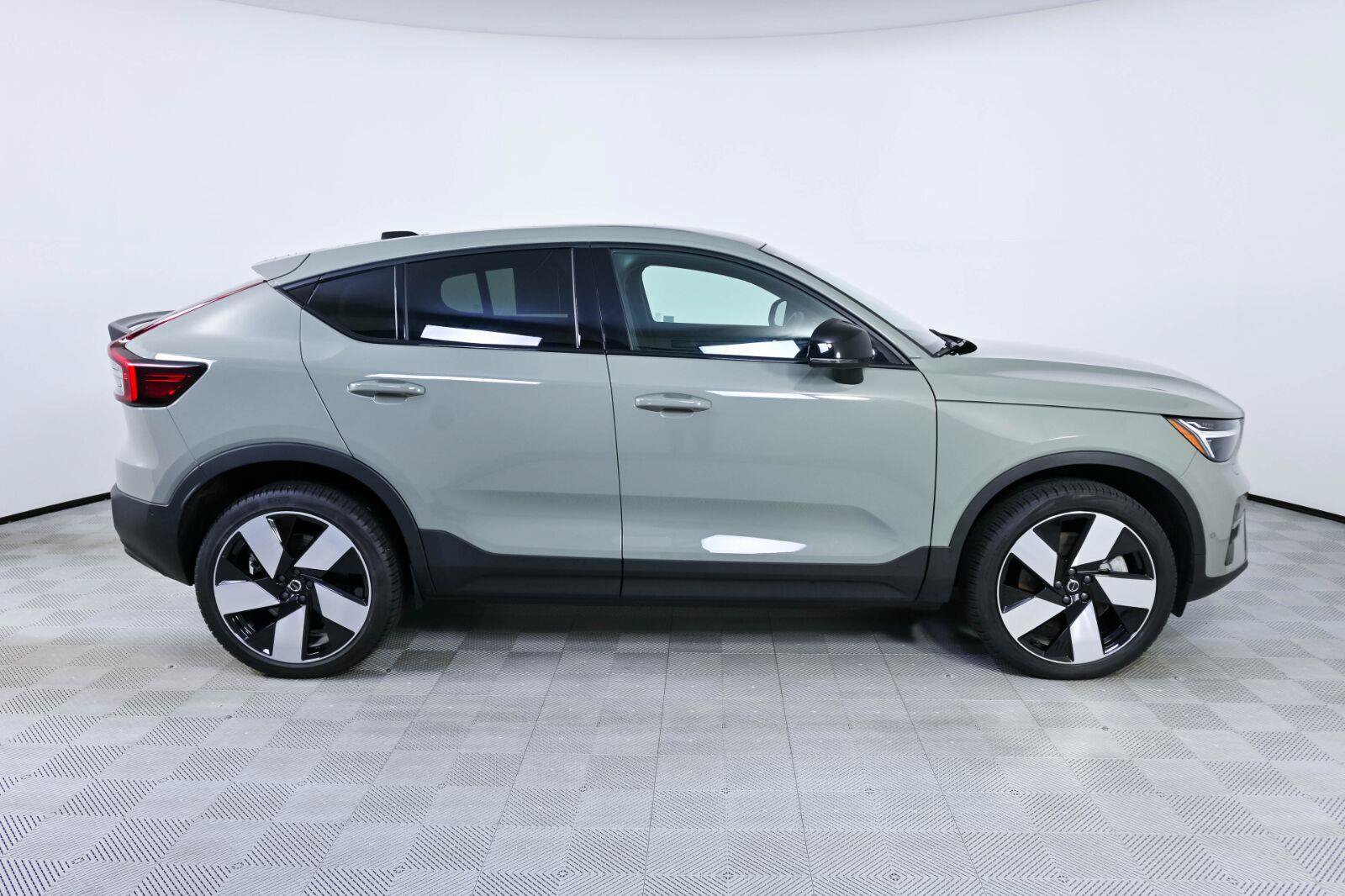 Certified 2023 Volvo C40 P8 Recharge Ultimate w/ Protection Package Premier AWD/4WD image 27