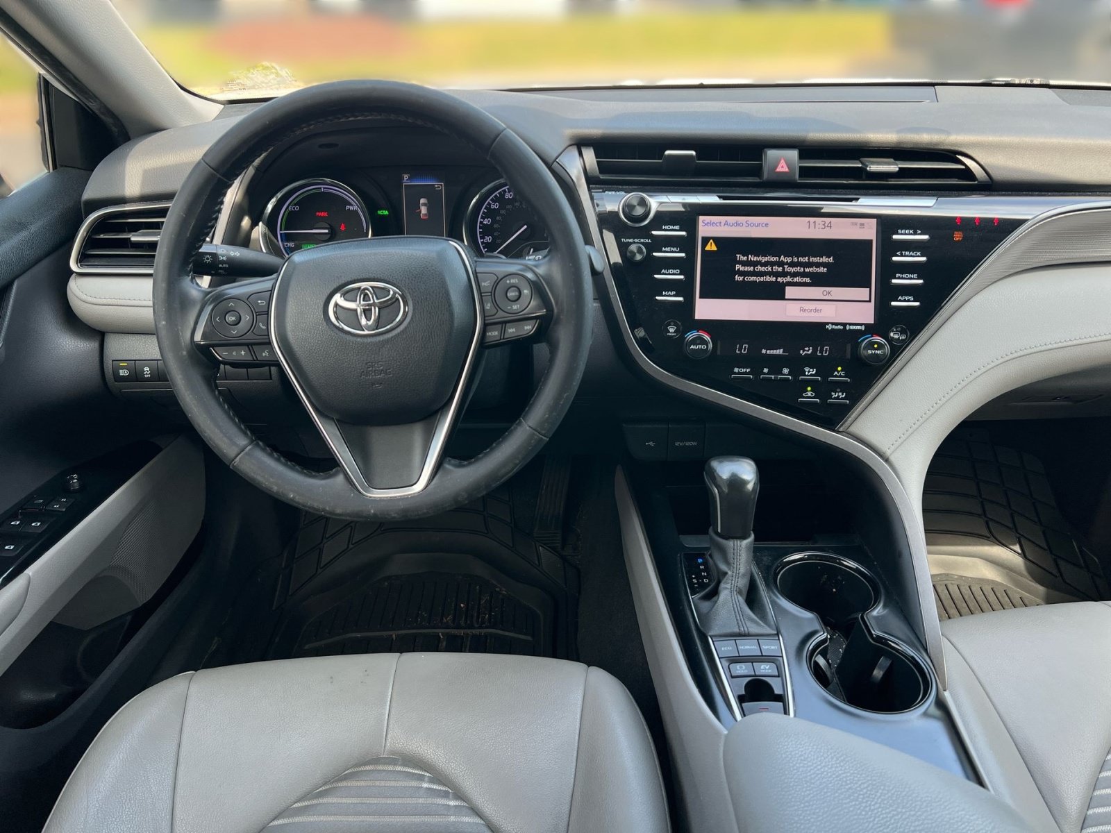 Used 2020 Toyota Camry SE w/ Sunroof Package FWD image 22