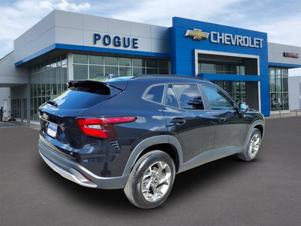Used 2025 Chevrolet Trax LT w/ LT Convenience Package FWD image 2