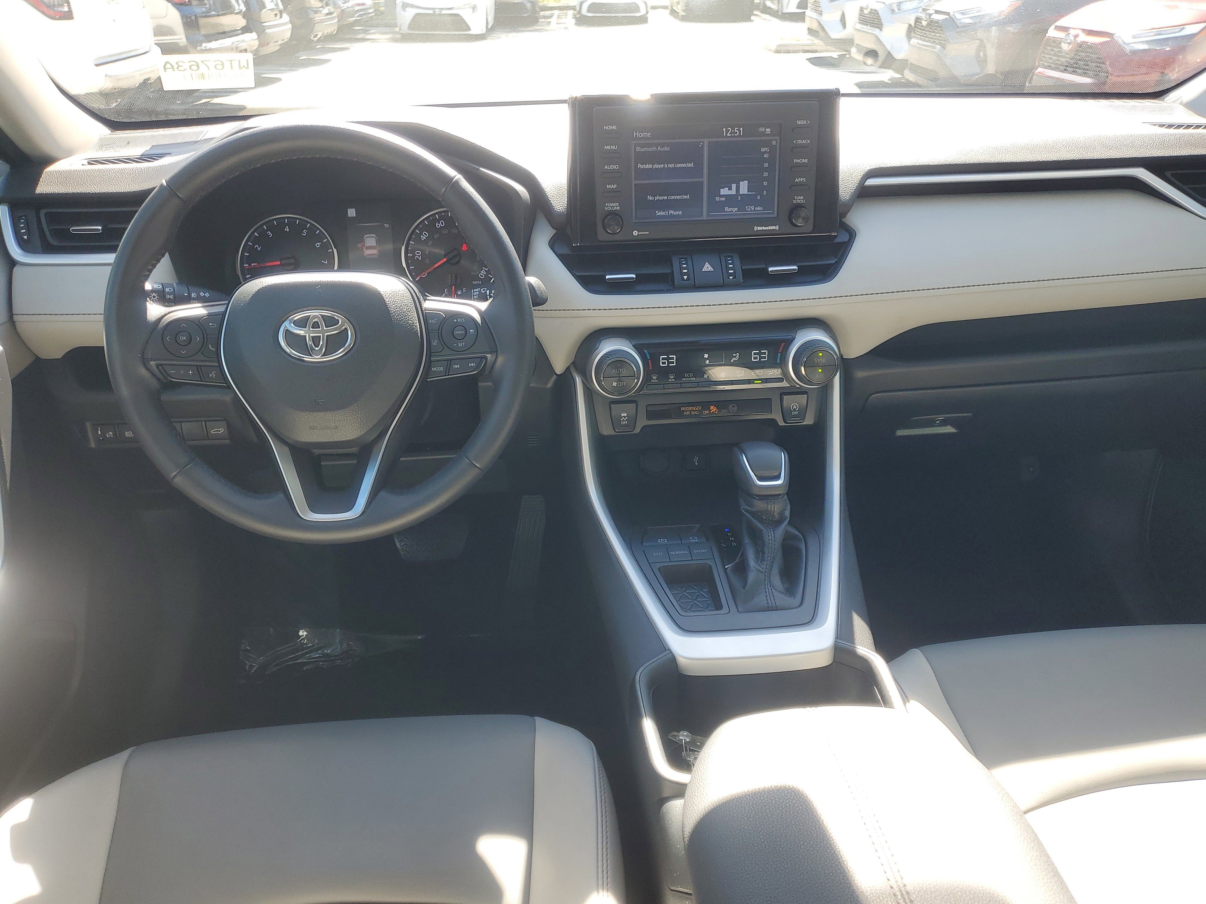 Used 2022 Toyota RAV4 XLE Premium image 11