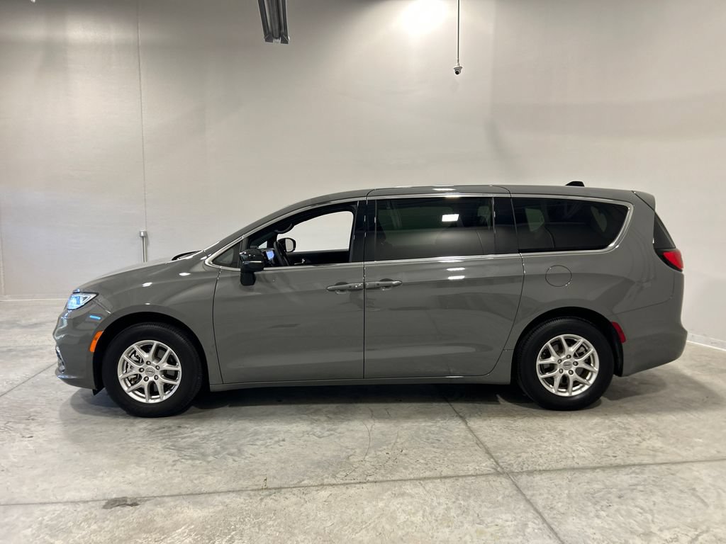 Used 2025 Chrysler Pacifica Select FWD image 9