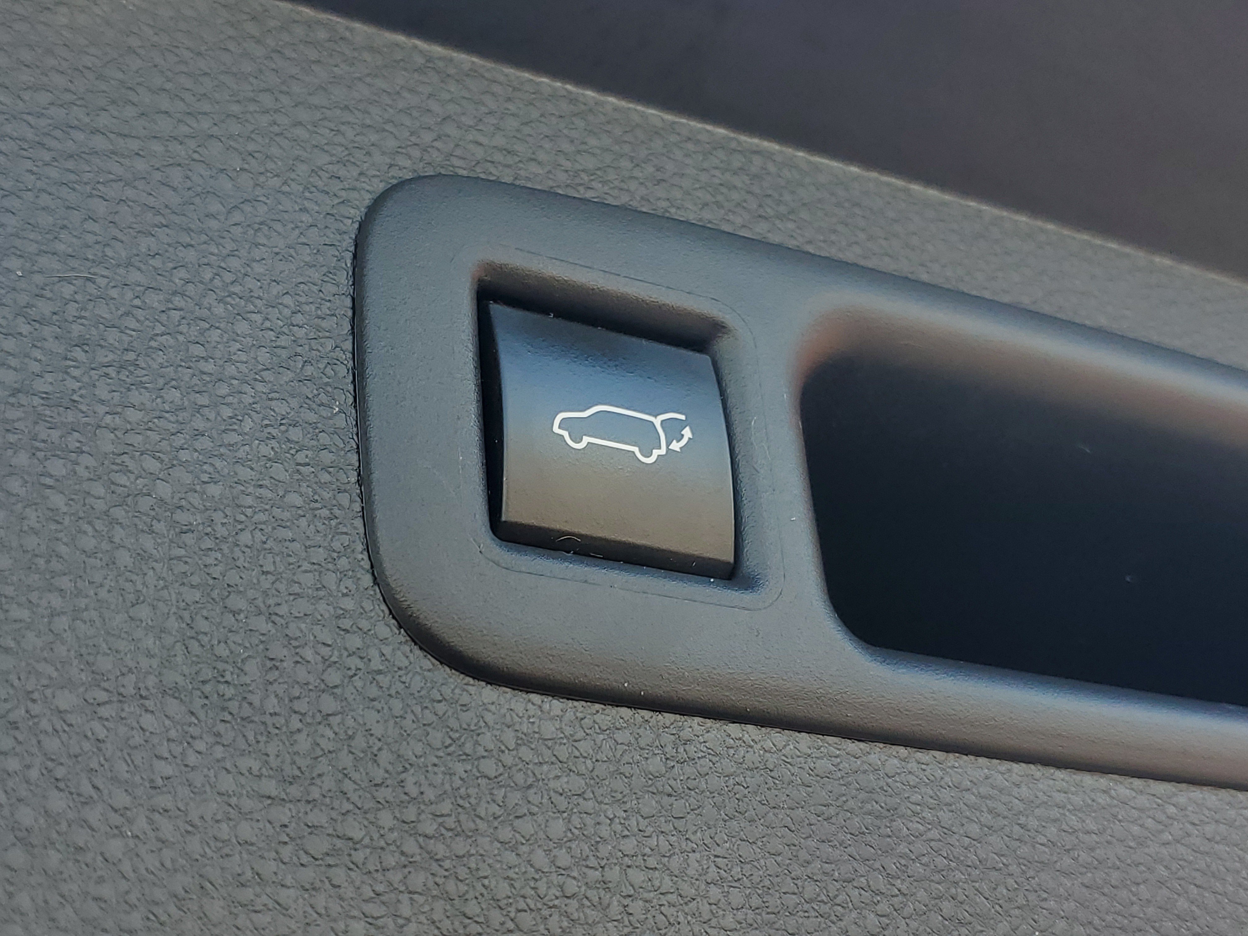Certified 2021 Toyota Highlander XLE AWD/4WD image 10
