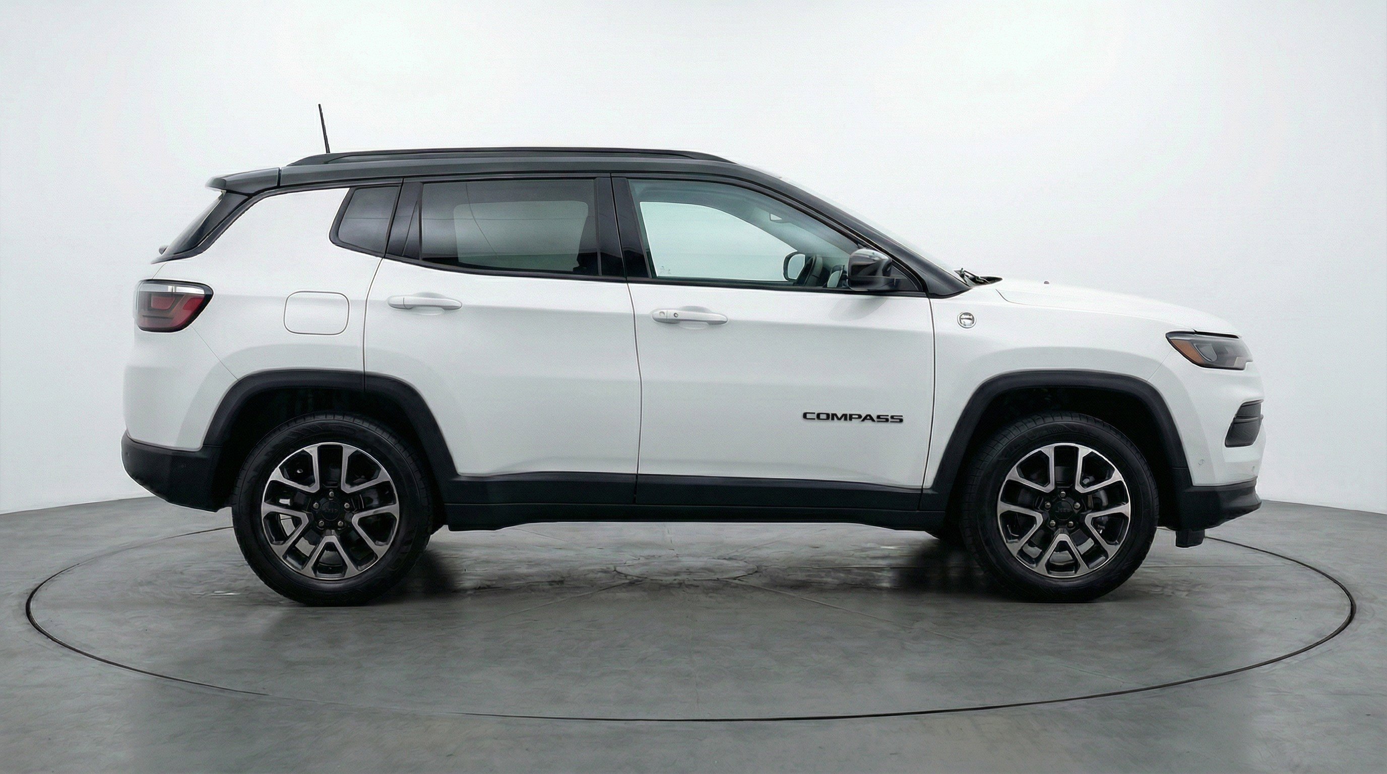 Used 2025 Jeep Compass Trailhawk image 11