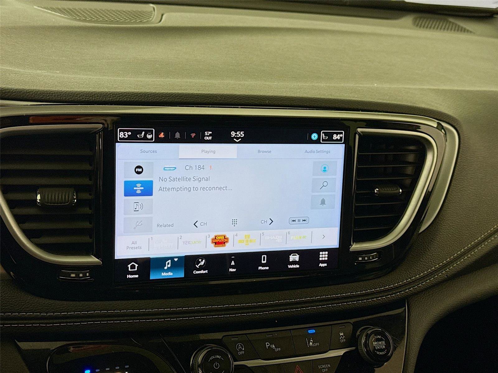 Used 2025 Chrysler Pacifica Limited image 9