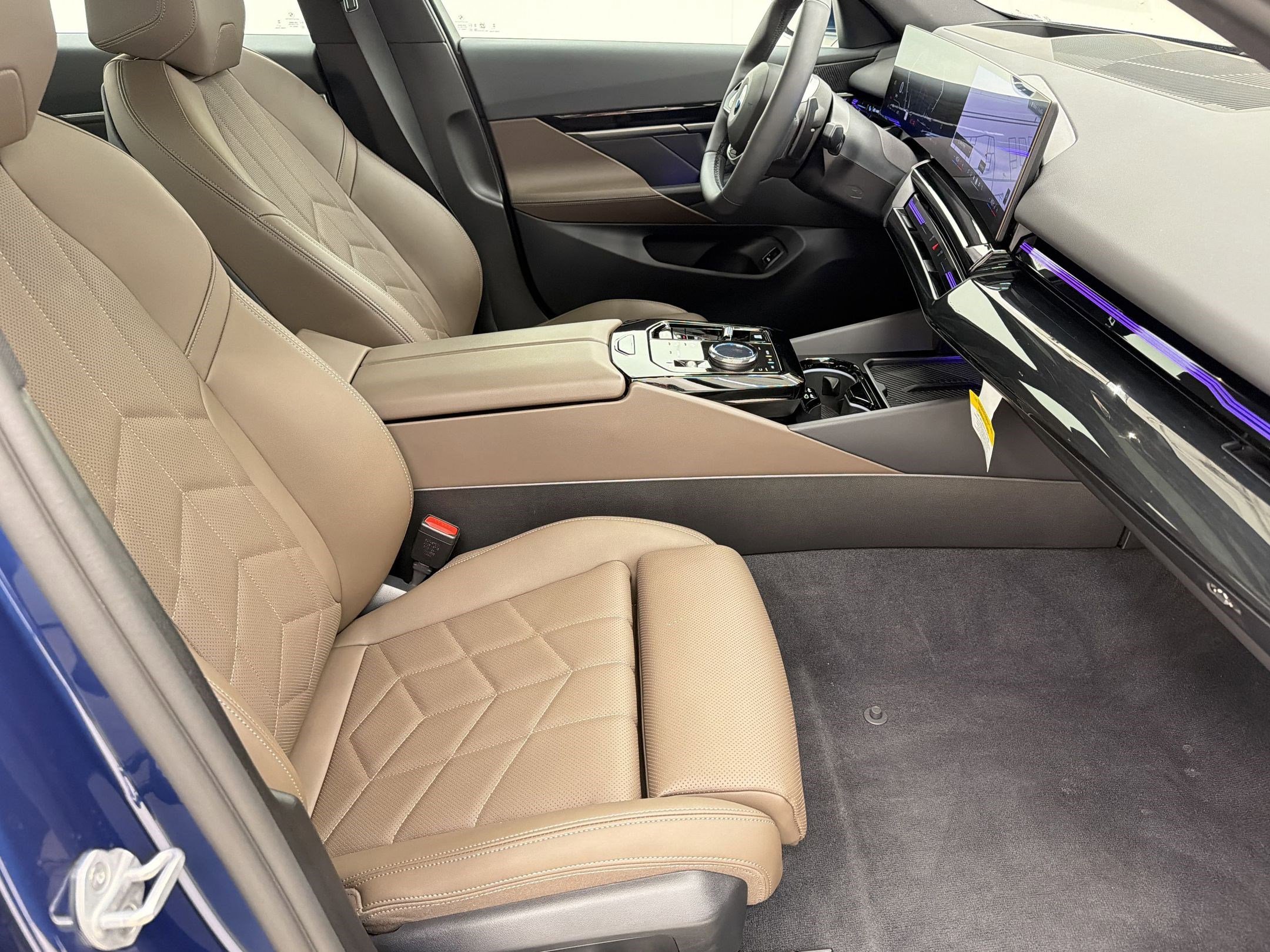 Used 2025 BMW 530i w/ Premium Package RWD image 28