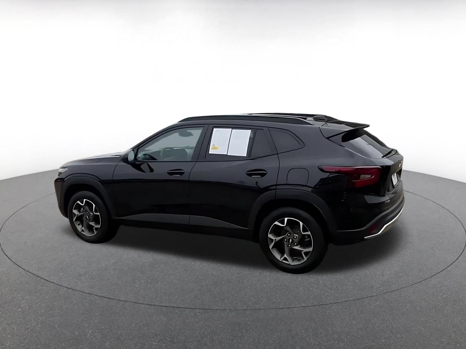 Used 2025 Chevrolet Trax LT FWD image 8