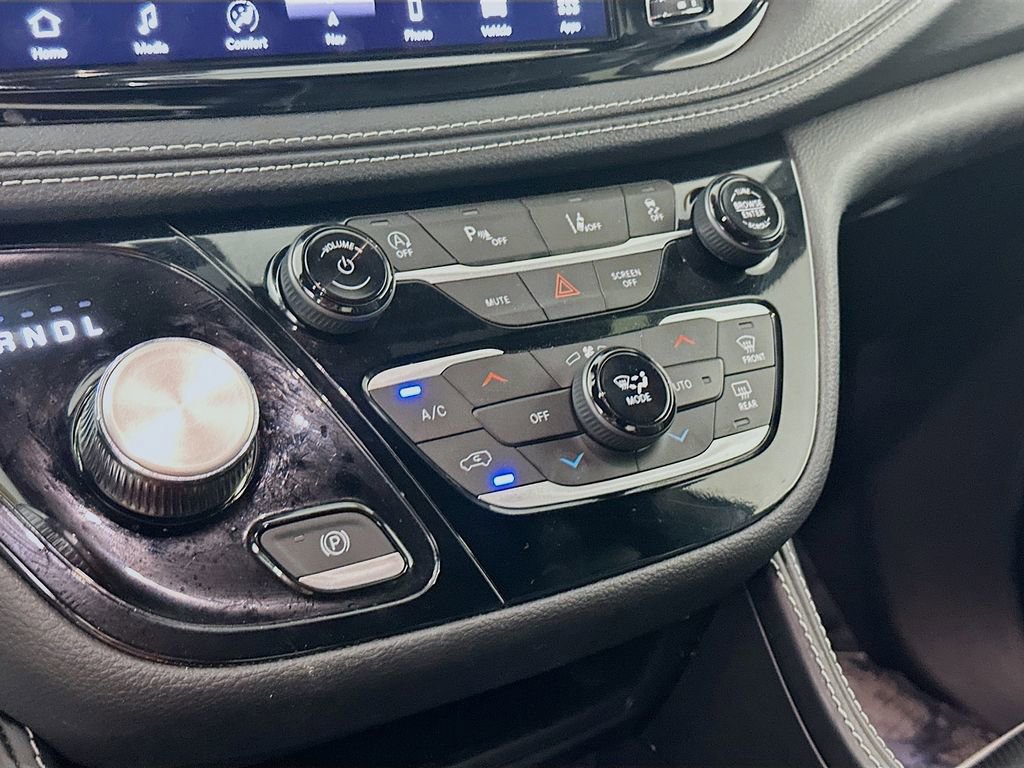 Certified 2025 Chrysler Pacifica Limited image 24