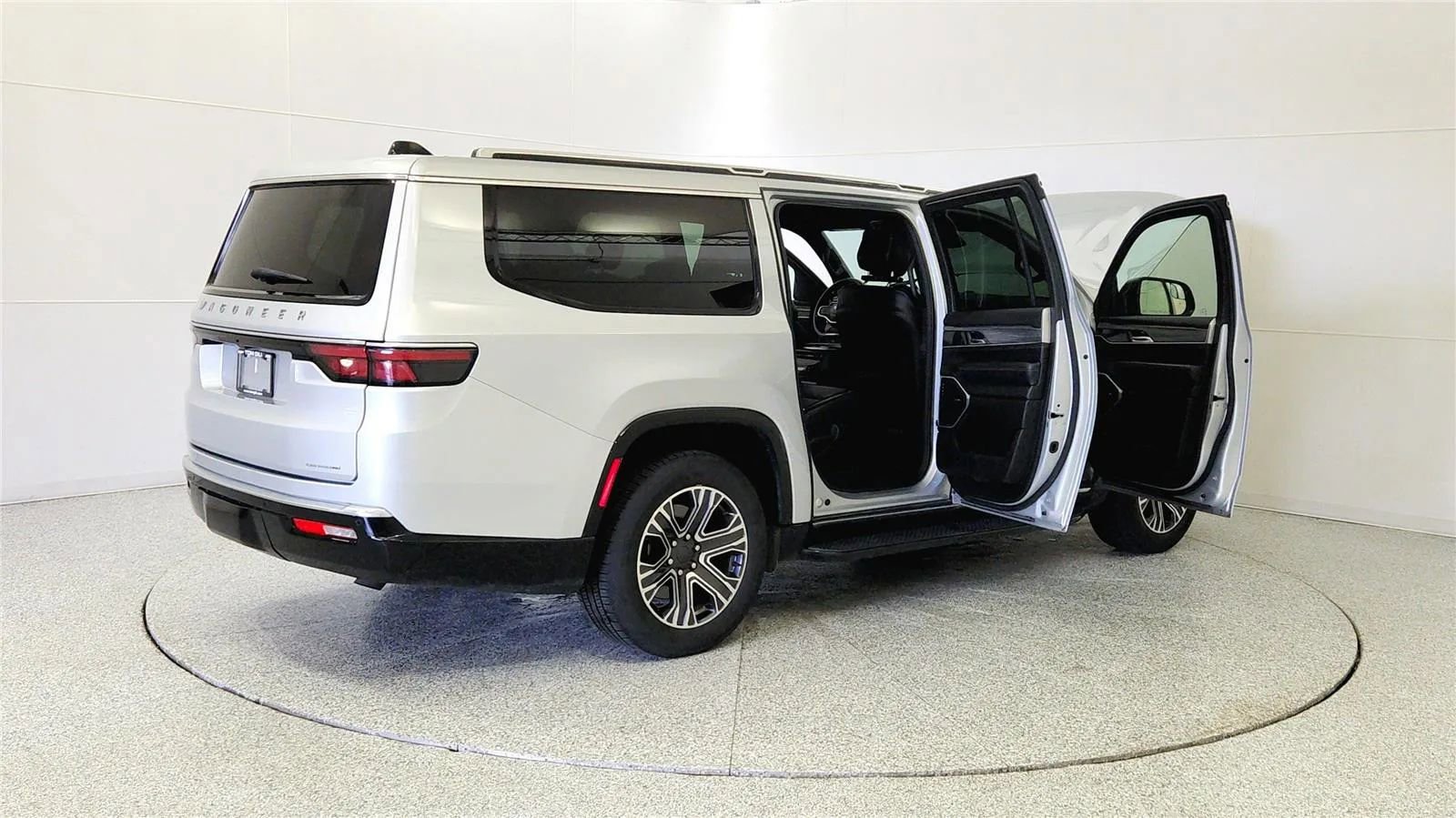 Used 2024 Jeep Wagoneer L Series II w/ Flexible Seating Group image 12