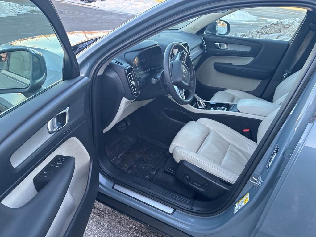 Certified 2023 Volvo XC40 B5 Plus w/ Climate Package image 6