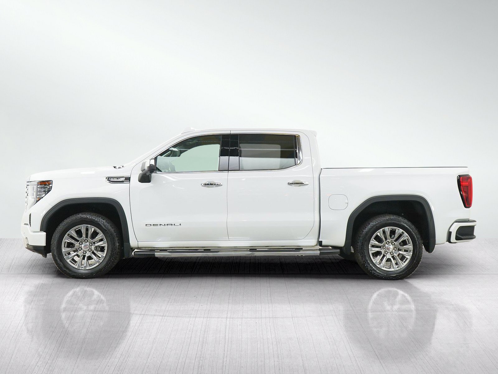Used 2022 GMC Sierra 1500 Denali w/ Technology Package AWD/4WD image 2