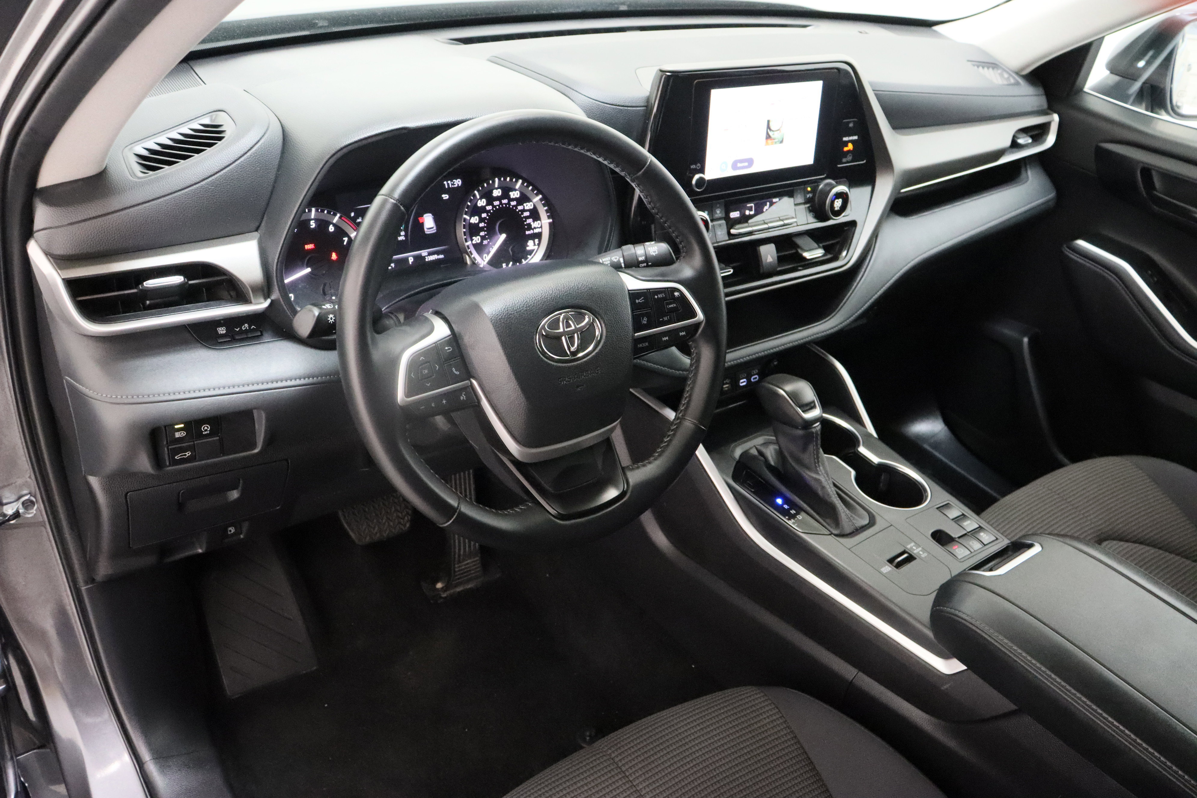 Used 2025 Toyota Highlander LE FWD image 13