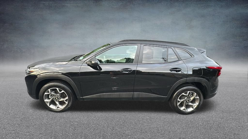 Used 2025 Chevrolet Trax LT FWD image 7