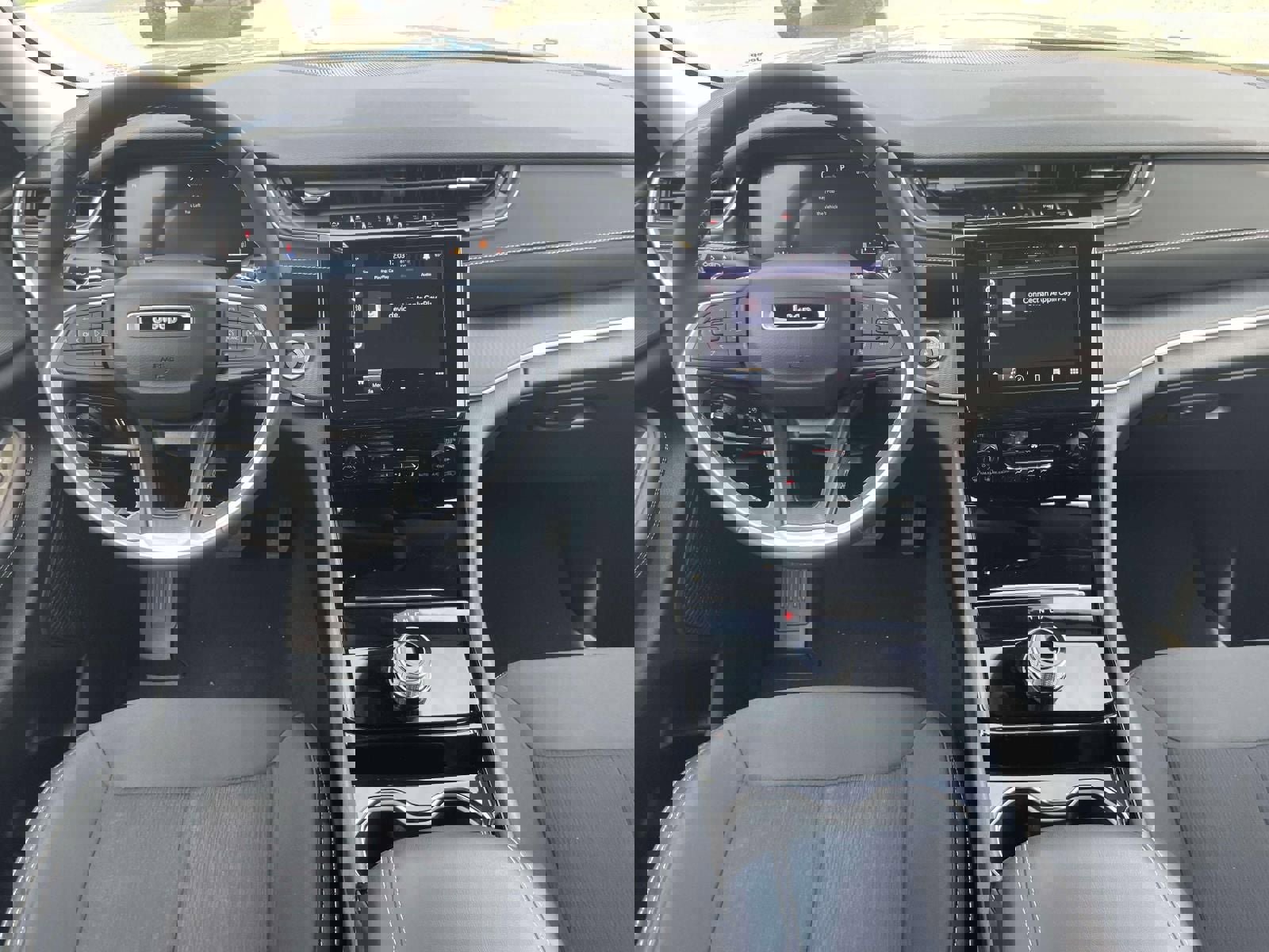 Used 2023 Jeep Grand Cherokee Laredo AWD/4WD image 13