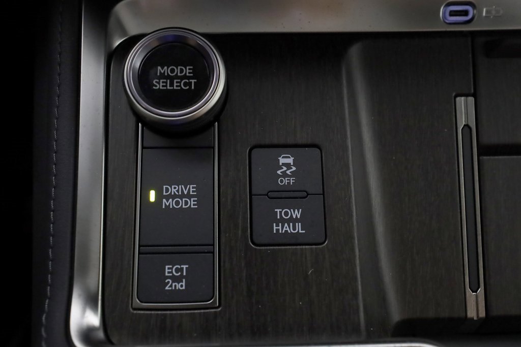 Used 2025 Lexus GX 550 w/ Accessory Package (2T) image 28