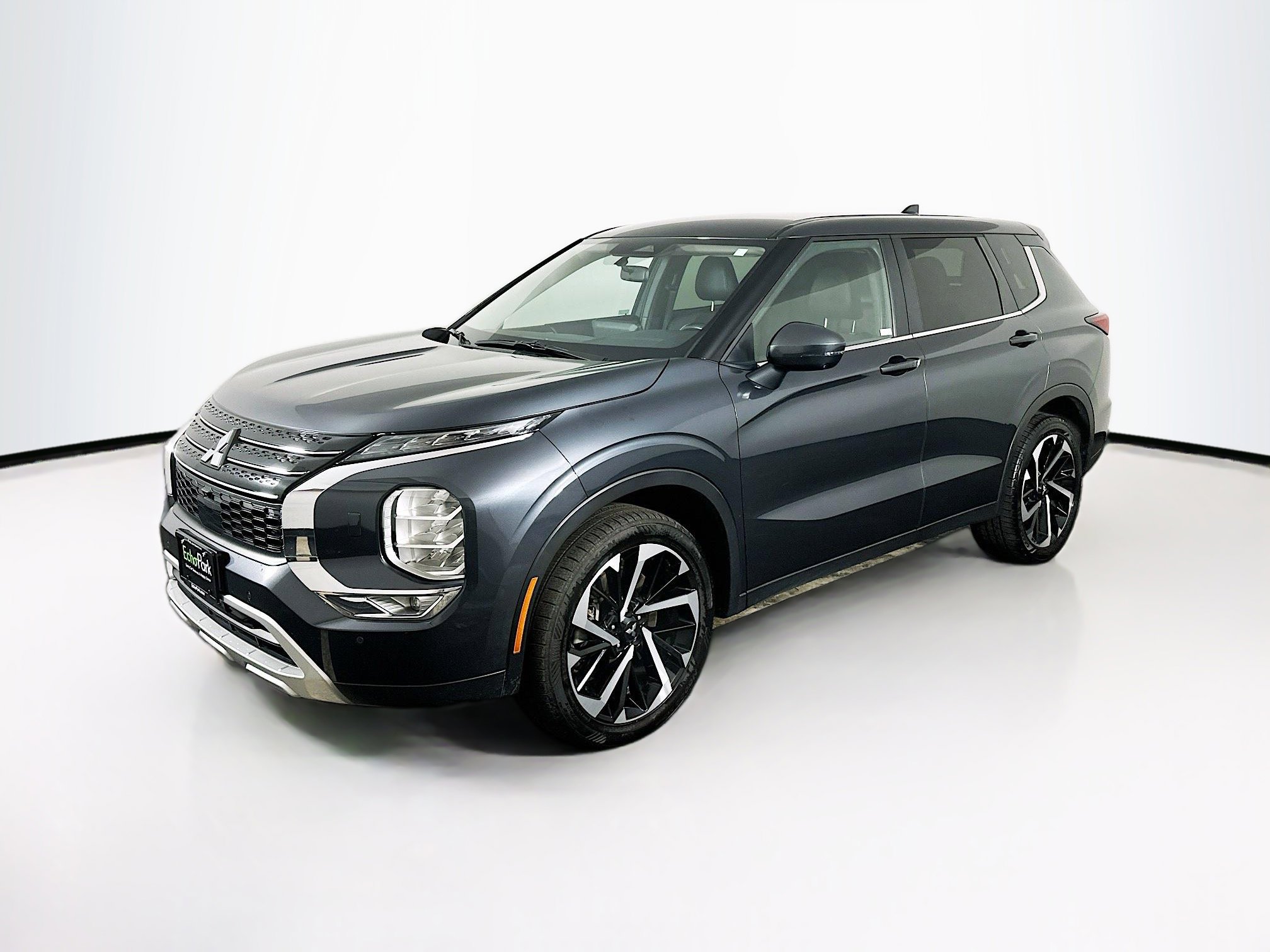 Used 2024 Mitsubishi Outlander SE image 3