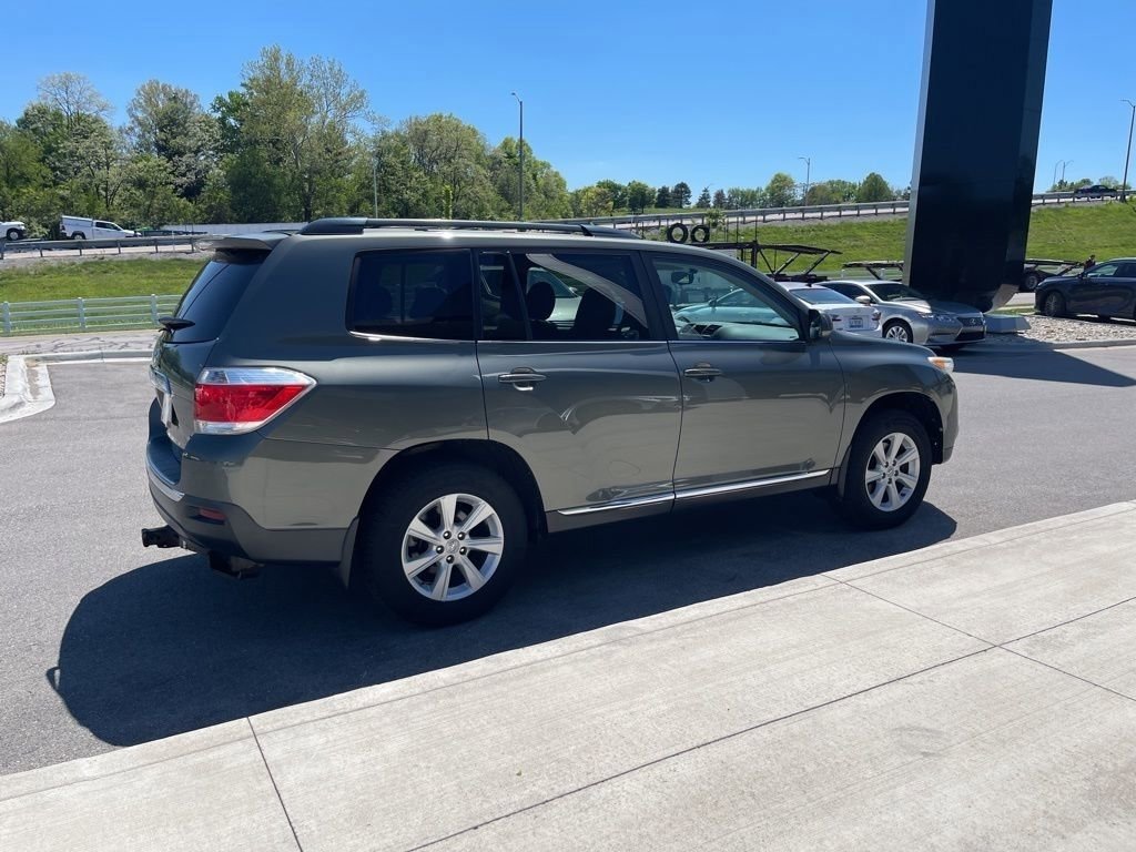 Used 2011 Toyota Highlander SE w/ Tow Pkg AWD/4WD image 3