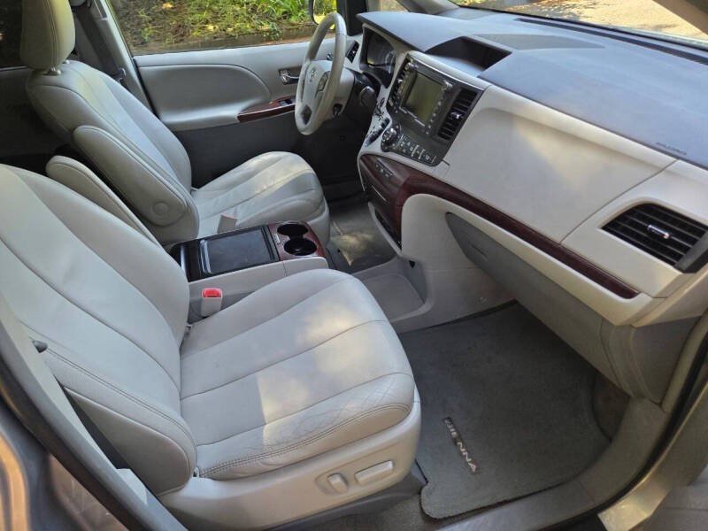 Used 2012 Toyota Sienna XLE w/ Premium Pkg FWD image 12