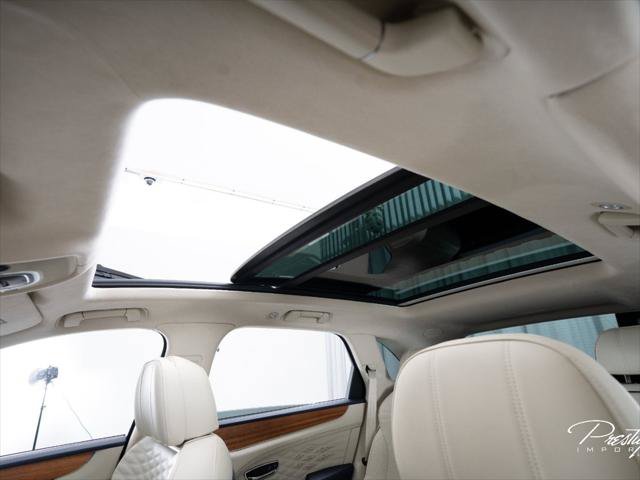 Used 2024 Bentley Bentayga AWD/4WD image 29