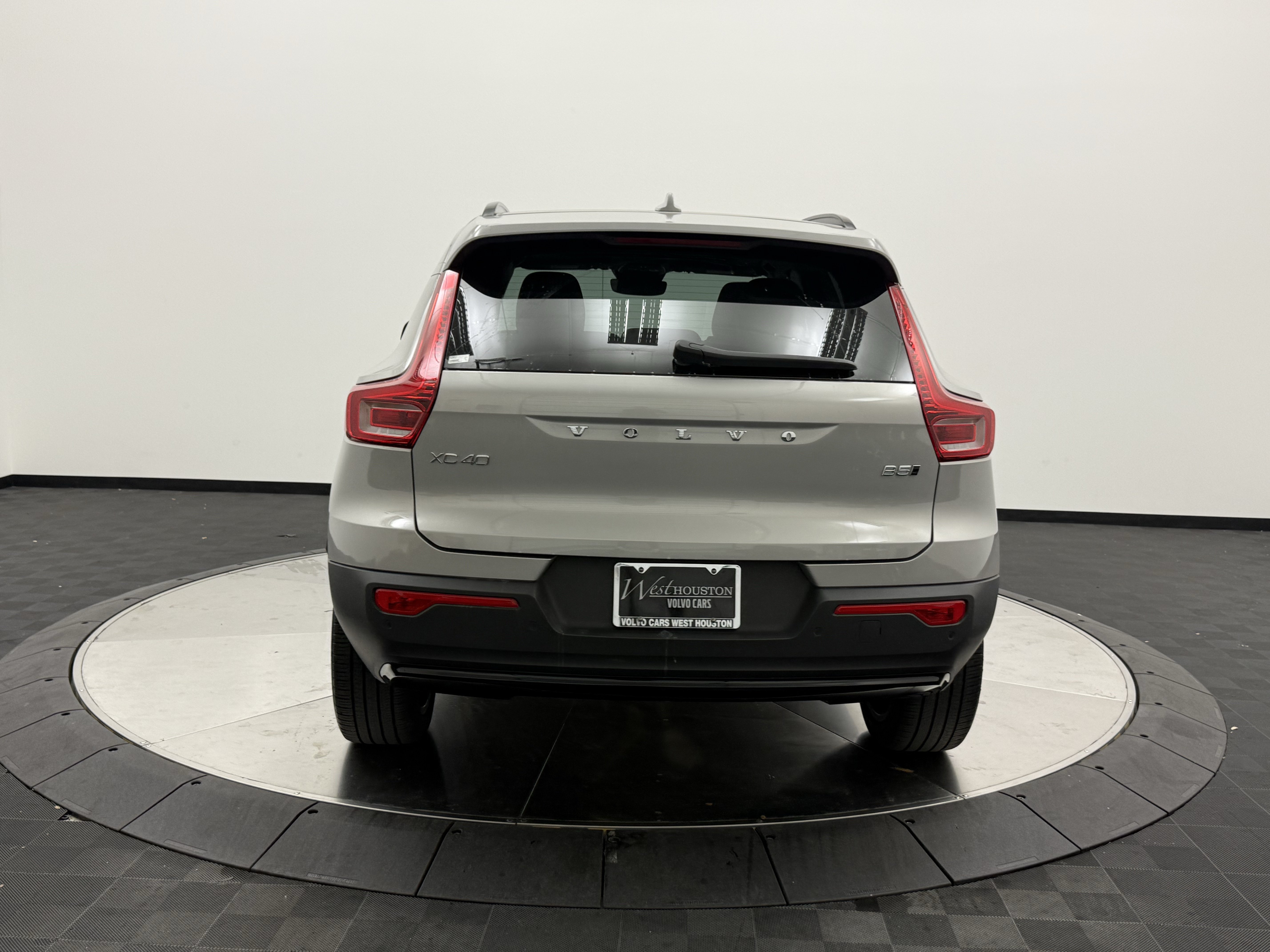 Certified 2025 Volvo XC40 B5 Ultra AWD/4WD image 7