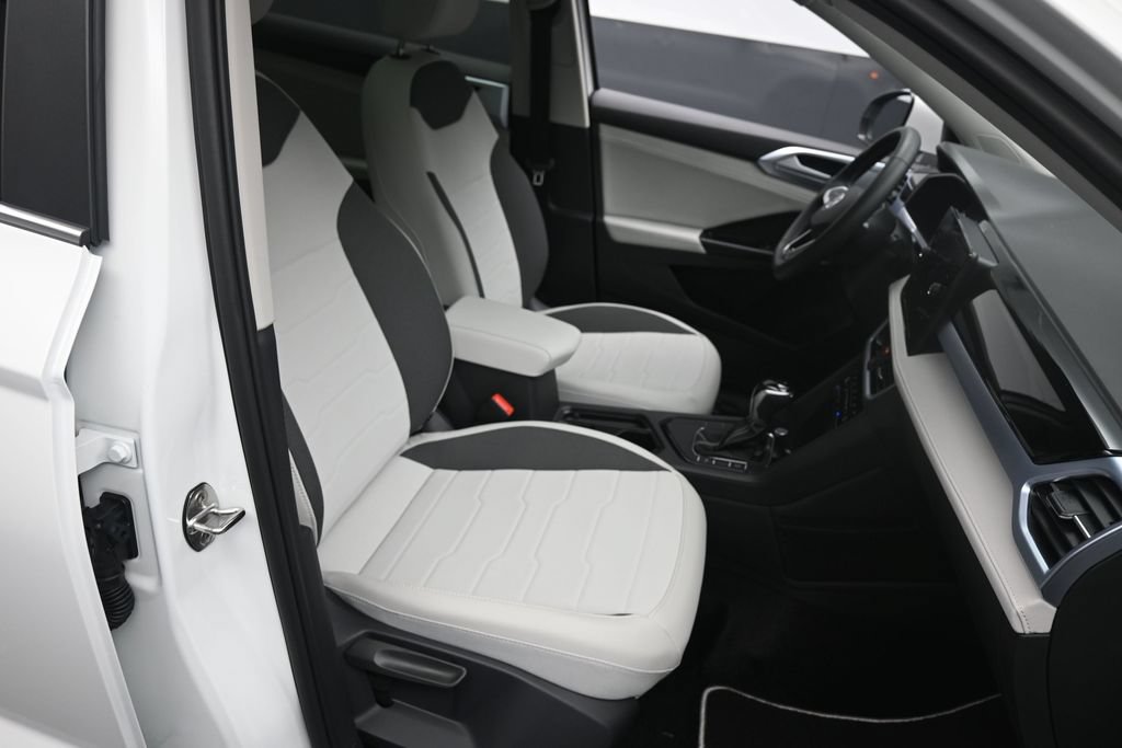 New 2026 Volkswagen Taos SE FWD image 28