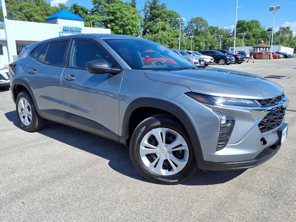 Used 2026 Chevrolet Trax LS w/ Driver Confidence Package FWD image 2