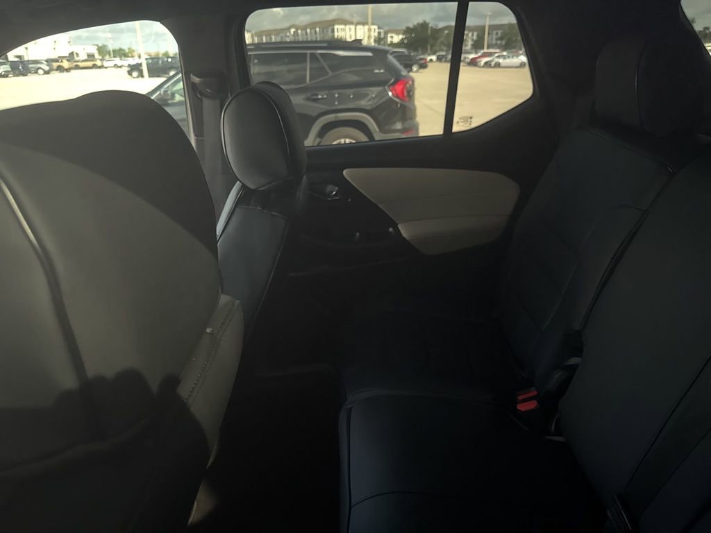 Used 2022 Chevrolet Traverse LS FWD image 11