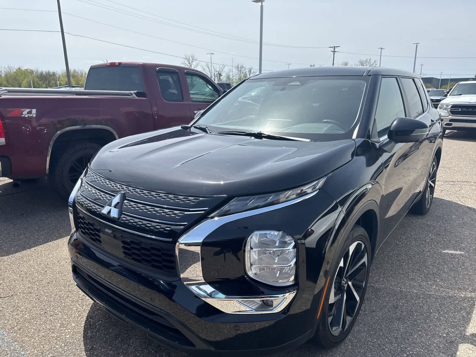 Used 2024 Mitsubishi Outlander SE AWD/4WD image 2