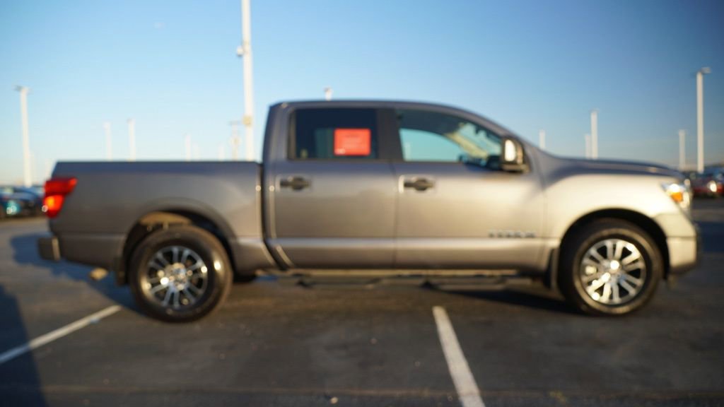 Used 2024 Nissan Titan SV w/ SV Convenience Package image 4