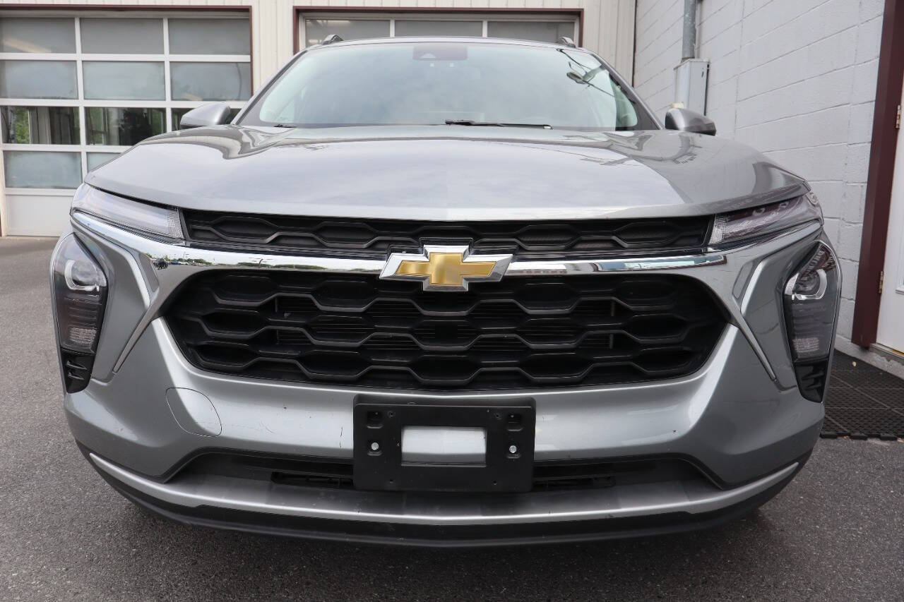 Used 2025 Chevrolet Trax LT w/ Driver Confidence Package FWD image 2