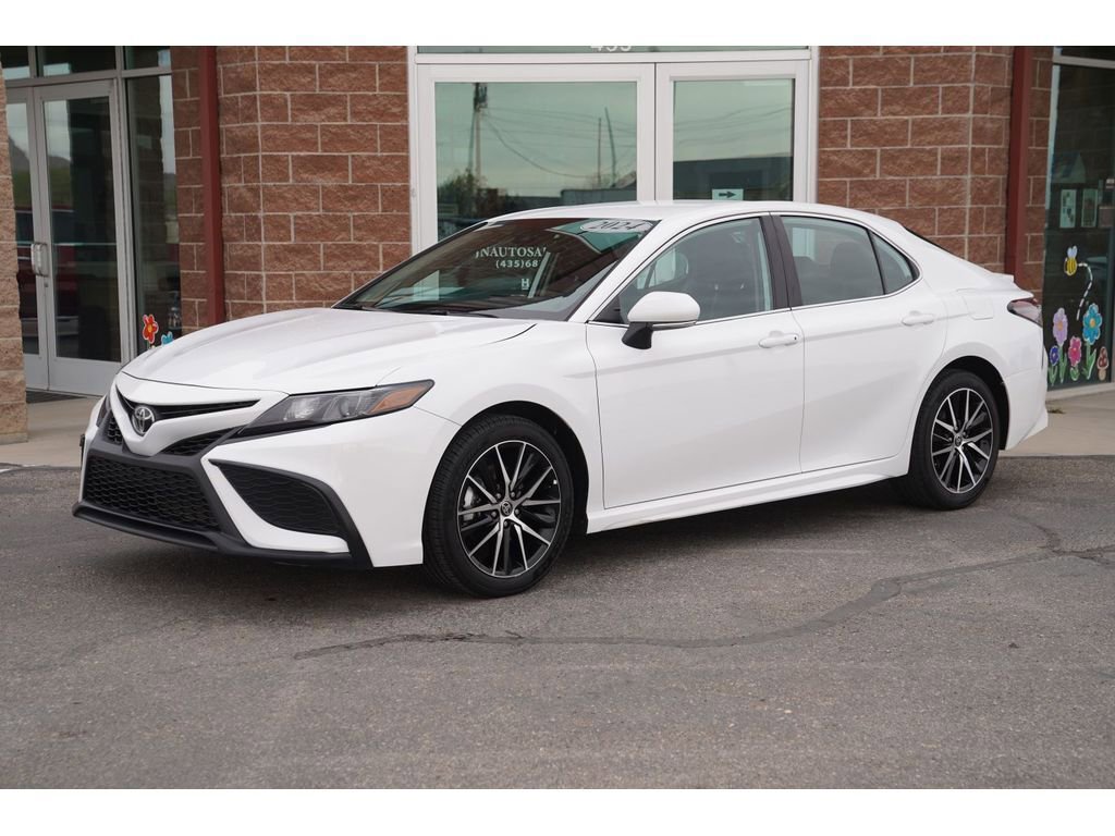Used 2024 Toyota Camry SE image 1