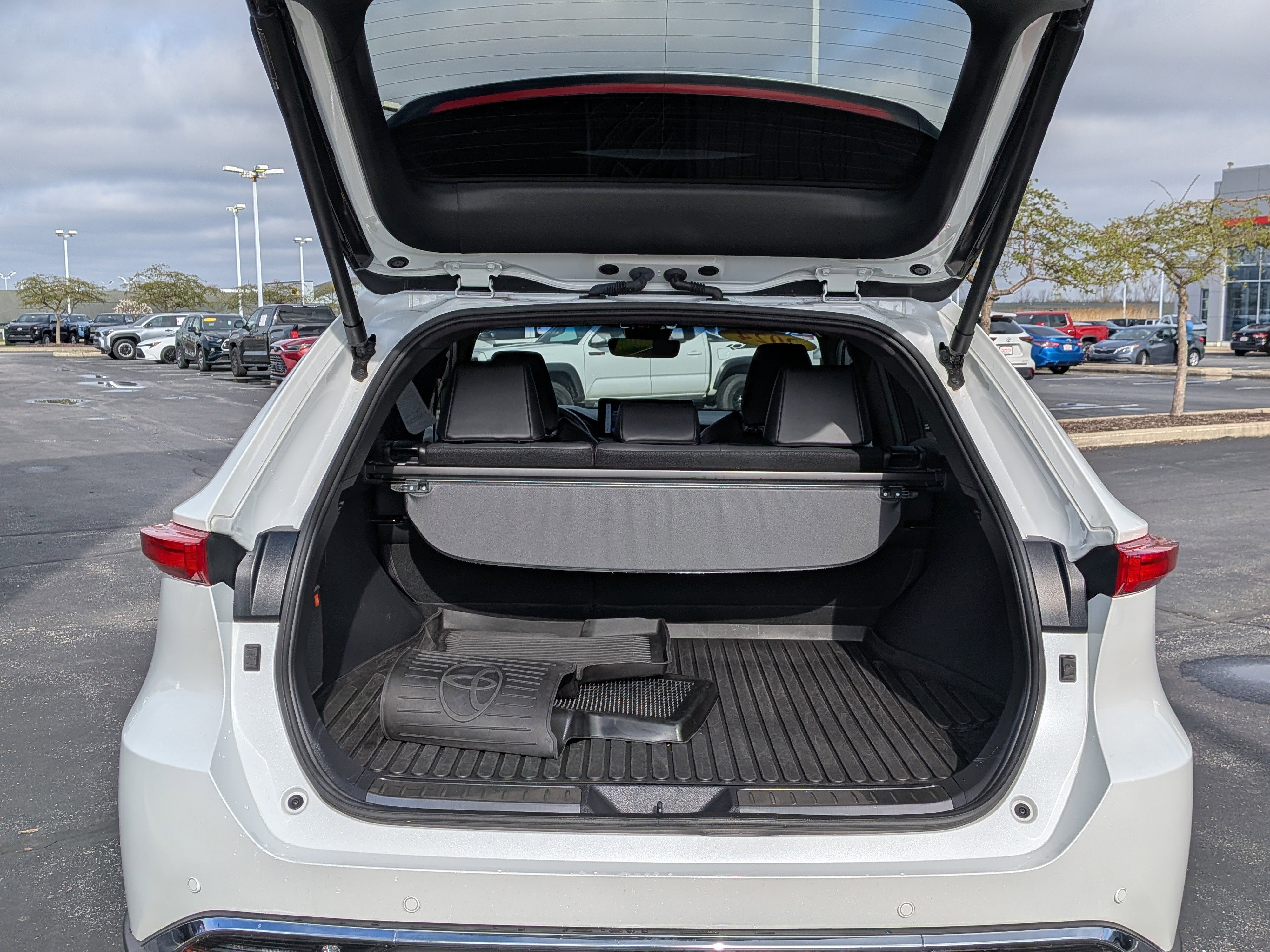 Used 2024 Toyota Venza XLE image 21