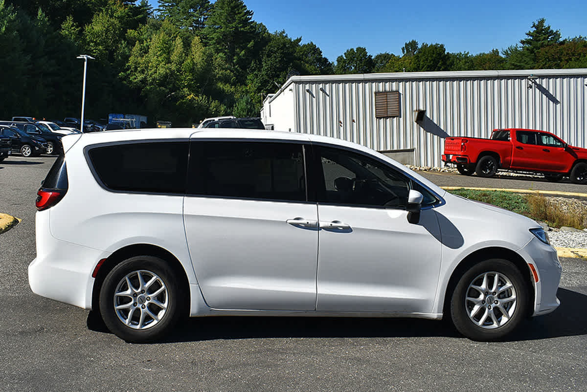 Used 2023 Chrysler Pacifica Touring-L FWD image 5