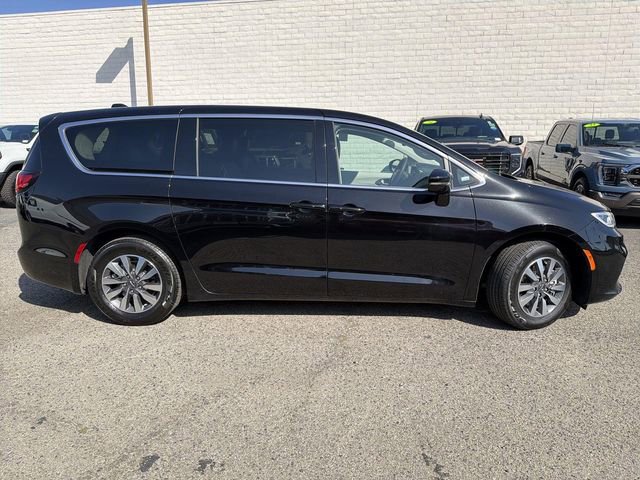 Used 2024 Chrysler Pacifica Limited FWD image 3
