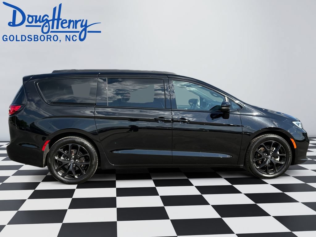 Used 2025 Chrysler Pacifica Limited FWD image 6