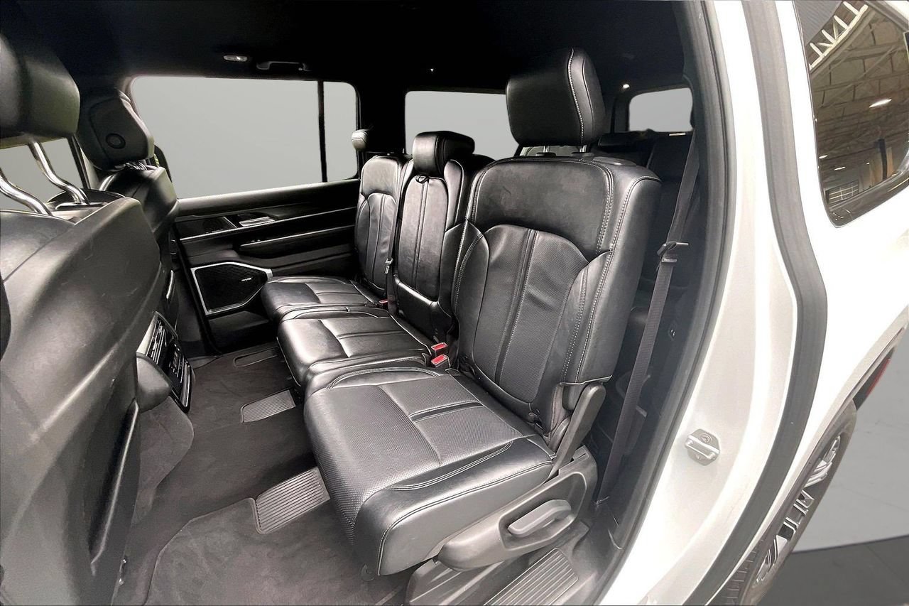 Certified 2024 Jeep Wagoneer L Series II w/ Flexible Seating Group AWD/4WD image 23