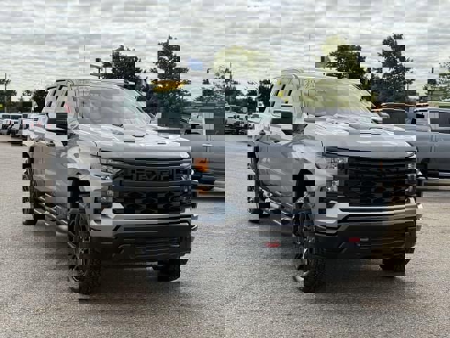 Used 2024 Chevrolet Silverado 1500 Custom Trail Boss w/ LPO, Dark Essentials Package image 4