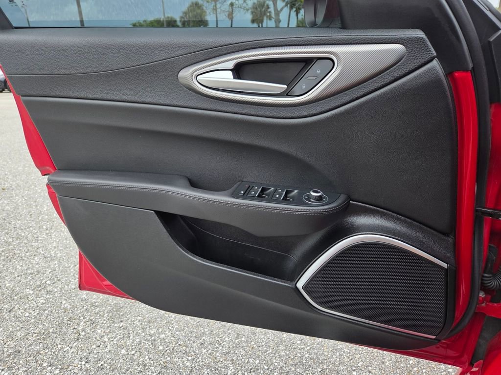 Used 2023 Alfa Romeo Giulia Veloce image 23