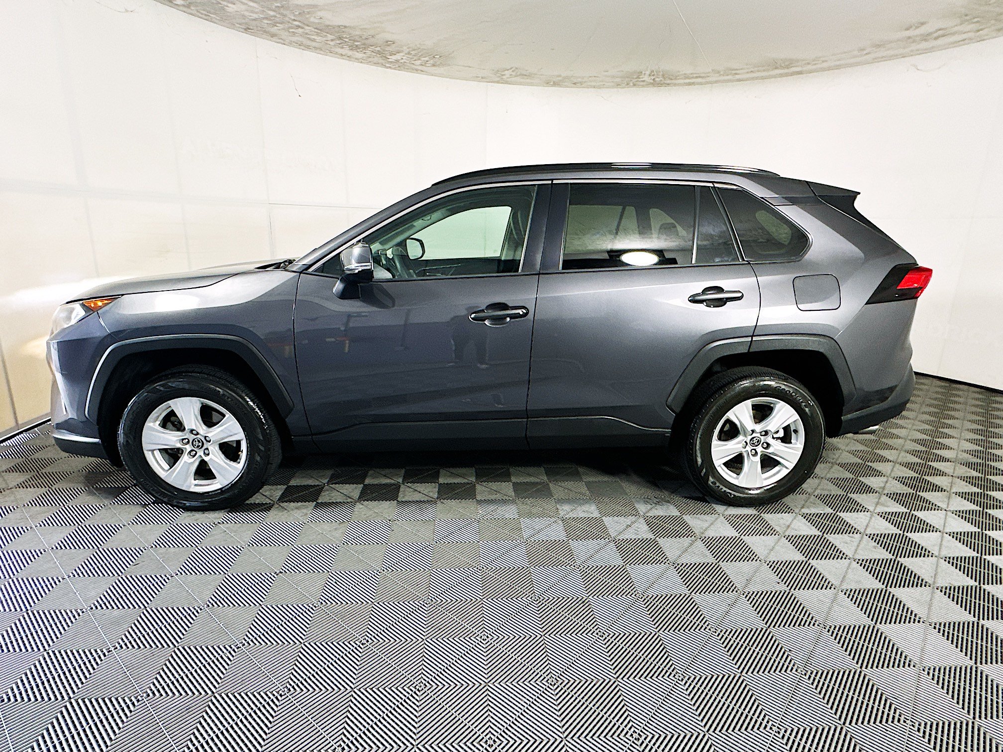 Used 2021 Toyota RAV4 XLE w/ Convenience Package FWD image 6