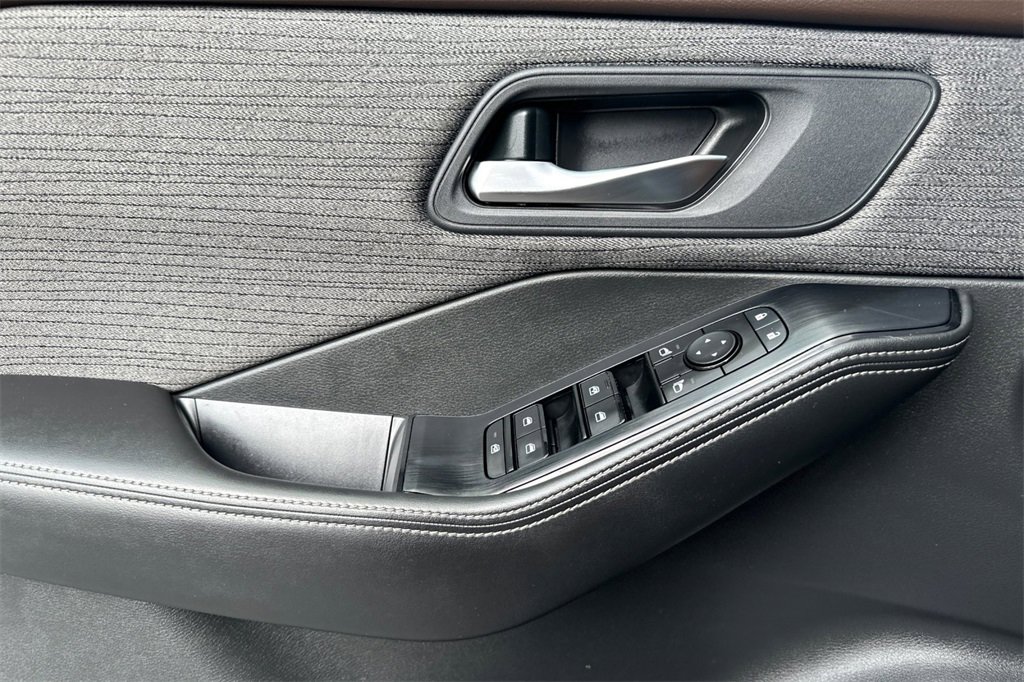 Used 2022 Nissan Rogue SV image 12