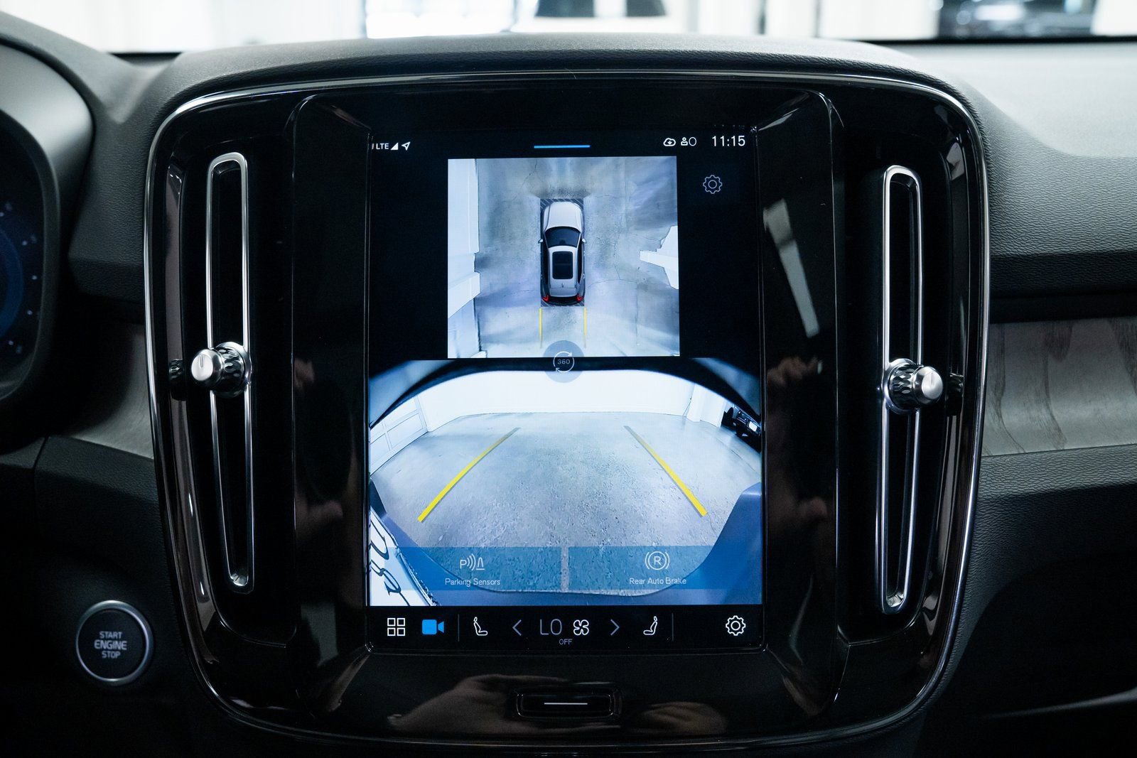 Used 2025 Volvo XC40 B5 Plus image 13