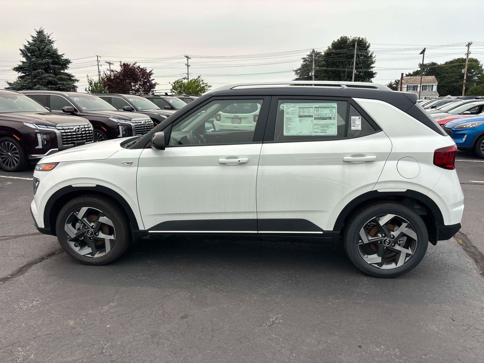 Used 2026 Hyundai Venue SEL FWD image 2