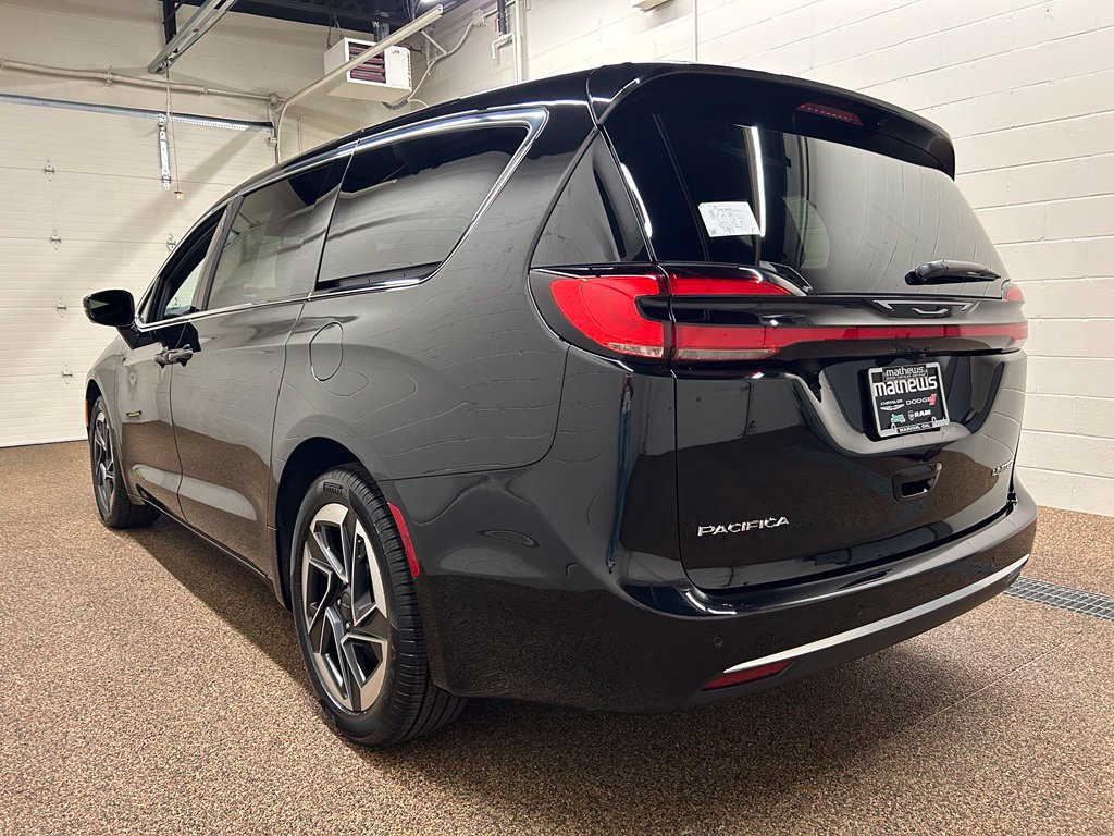 New 2027 Chrysler Pacifica Limited FWD image 4