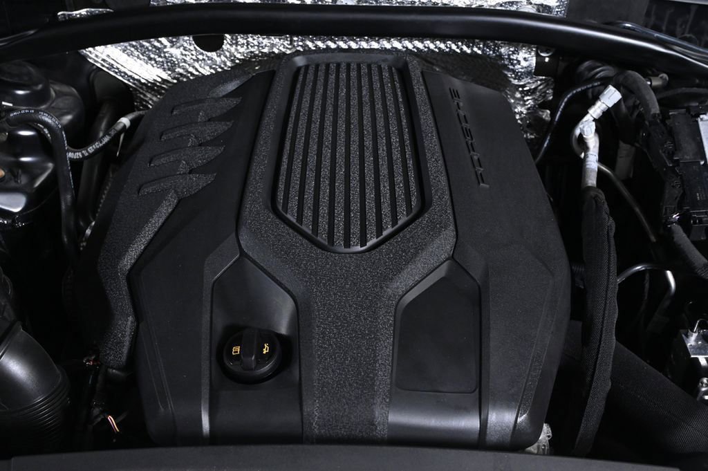 Certified 2023 Porsche Macan AWD/4WD image 29