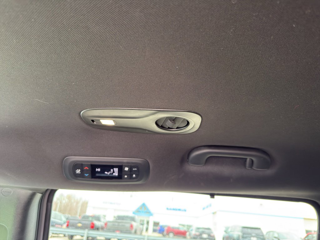 Used 2025 Chrysler Pacifica Select image 30