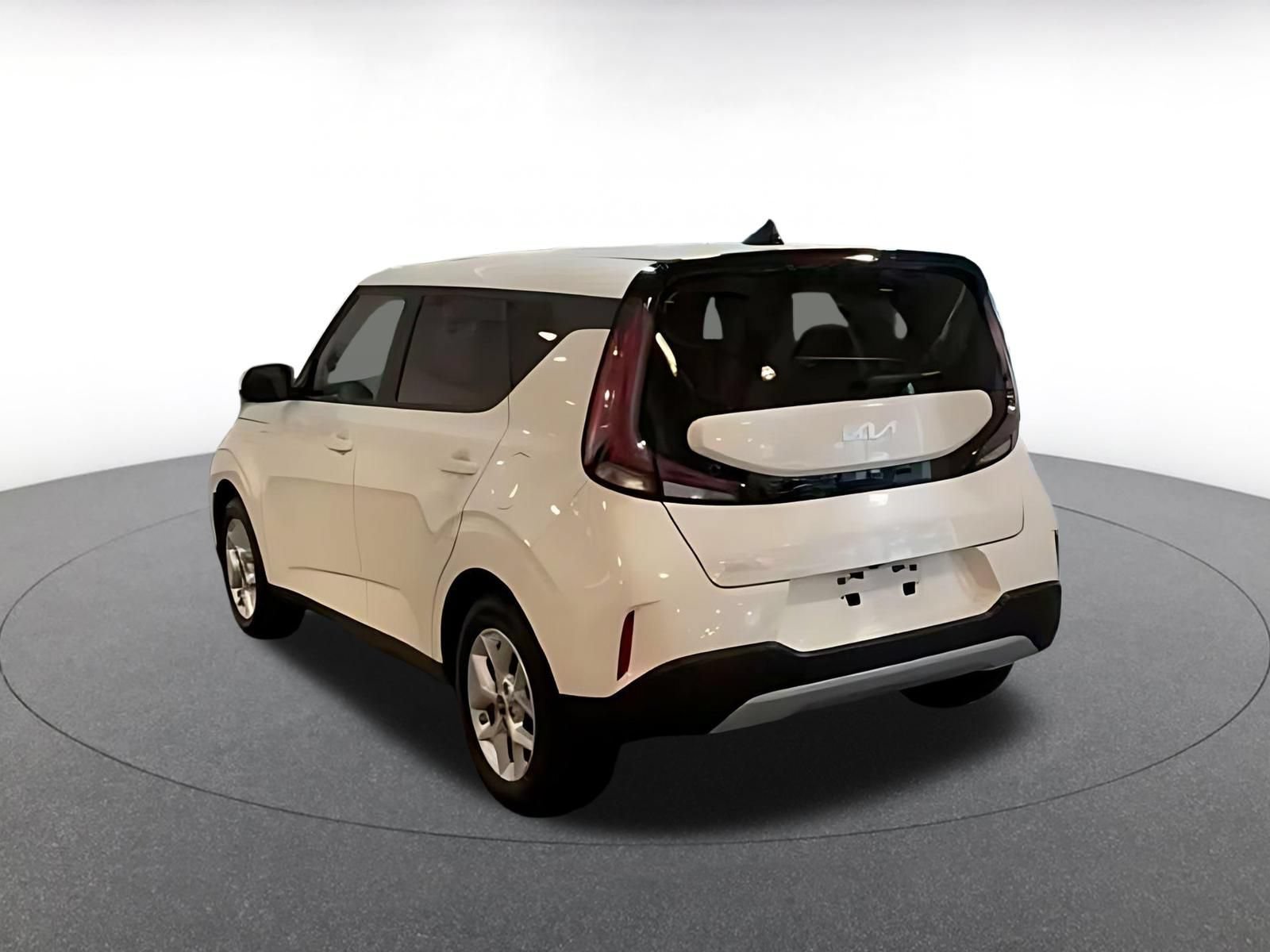 Used 2025 Kia Soul LX w/ LX Technology Package FWD image 10